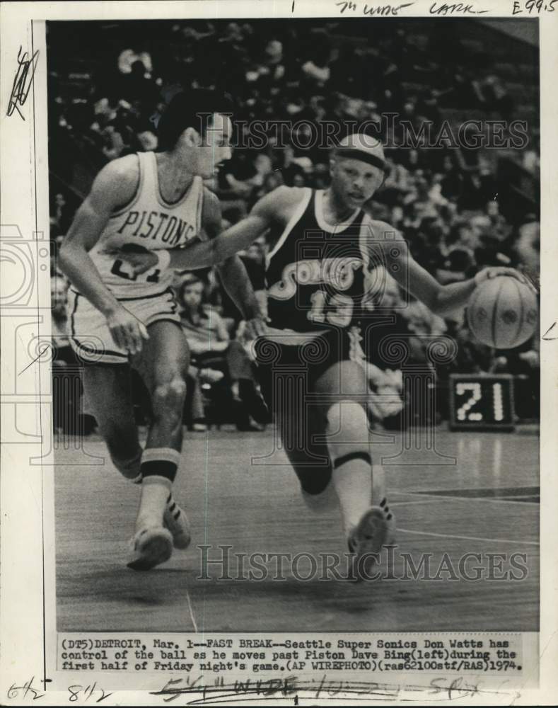 1974 Press Photo Sonics' basketball player Don Watts evades Piston, Detroit, MI- Historic Images
