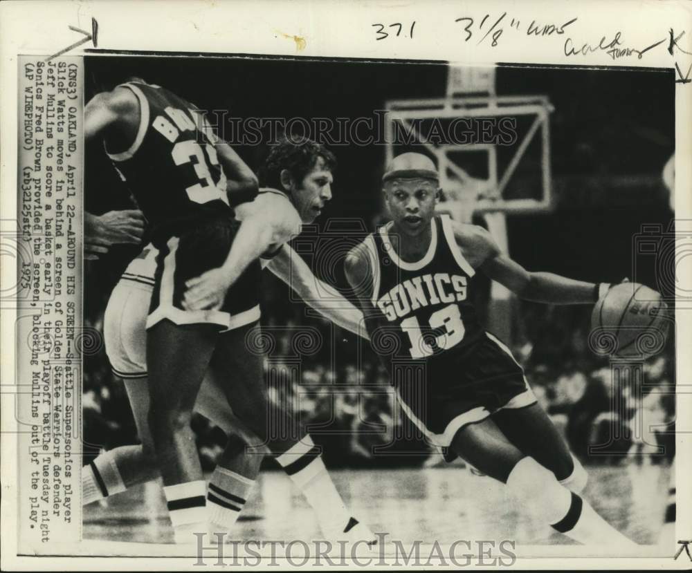 1975 Press Photo Supersonics&#39; Slick Watts, Warriors Jeff Mullins, Basketball, CA- Historic Images