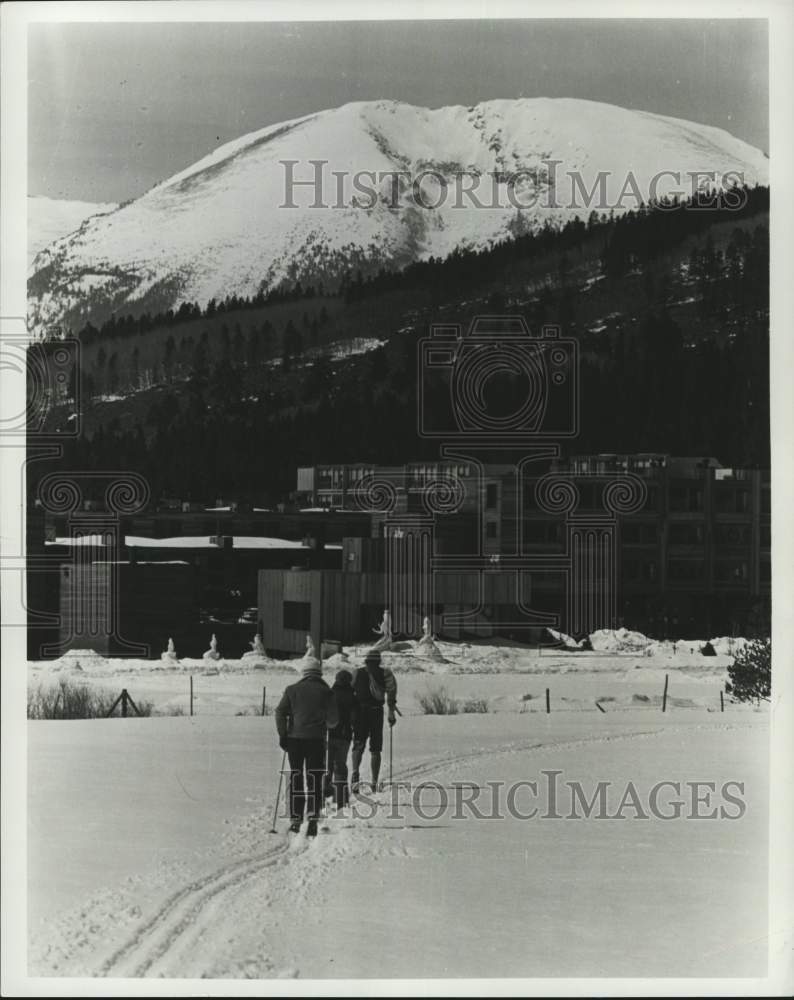 1976 Press Photo Skiers heading back to Keystone Village, Colorado - pix16325- Historic Images