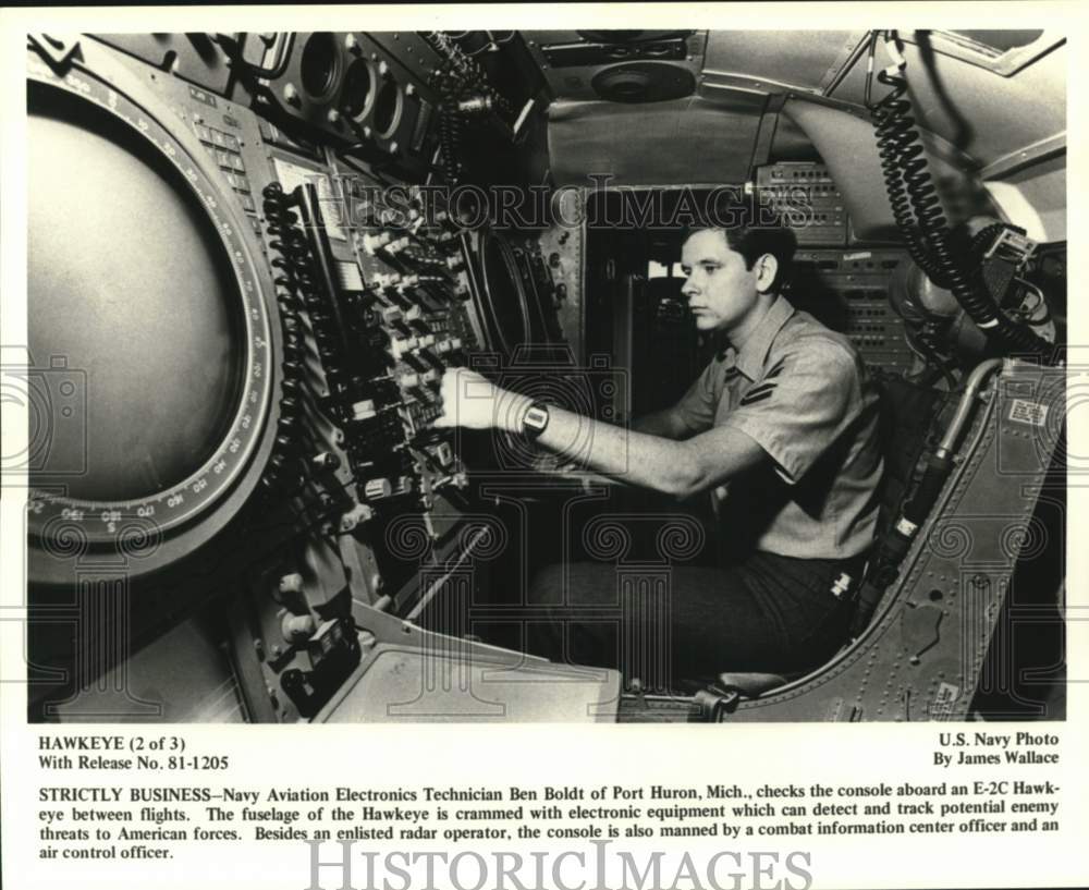 1982 Press Photo Navy technician Ben Boldt checks E-2C Hawkeye between flights- Historic Images