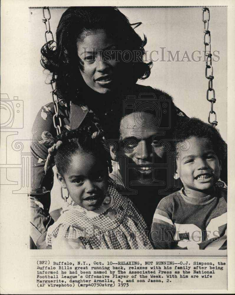 1973 Press Photo Buffalo Bills' running back O.J. Simpson & family, Buffalo, NY- Historic Images