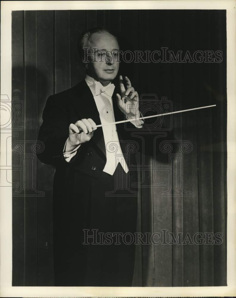 1956 Press Photo Conductor Howard Barlow in TV show &quot;The Voice of Firestone&quot;- Historic Images