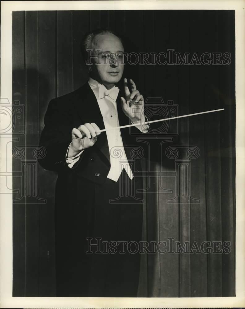 1956 Press Photo Conductor Howard Barlow in TV show "The Voice of Firestone"- Historic Images