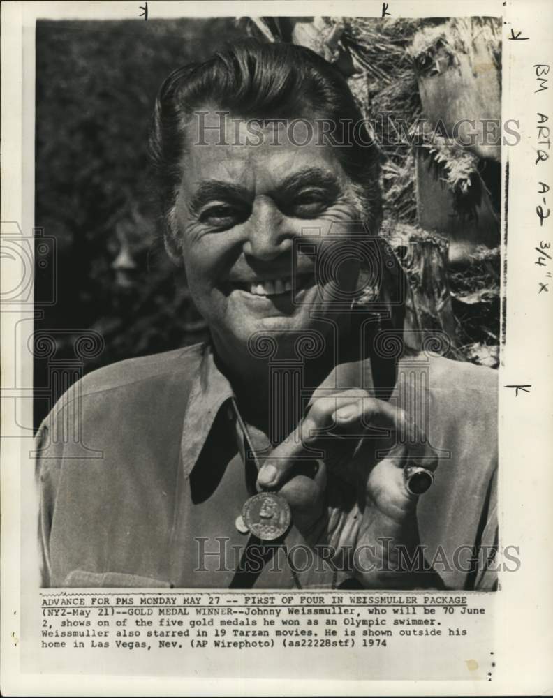 1974 Press Photo Swimmer Johnny Weissmuller shows commemorative medal, Las Vegas- Historic Images