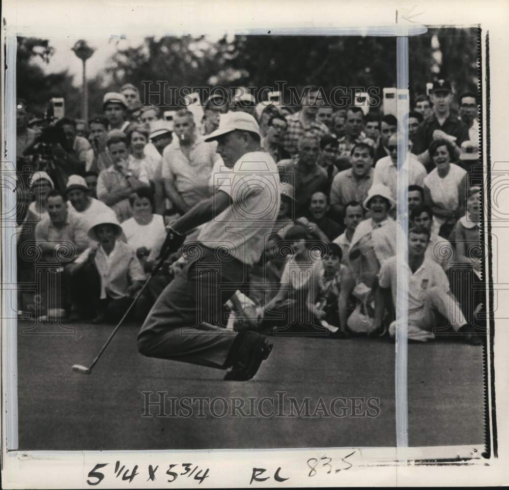 1967 Press Photo Golfer Billy Casper makes putt in final round of Canadian Open- Historic Images