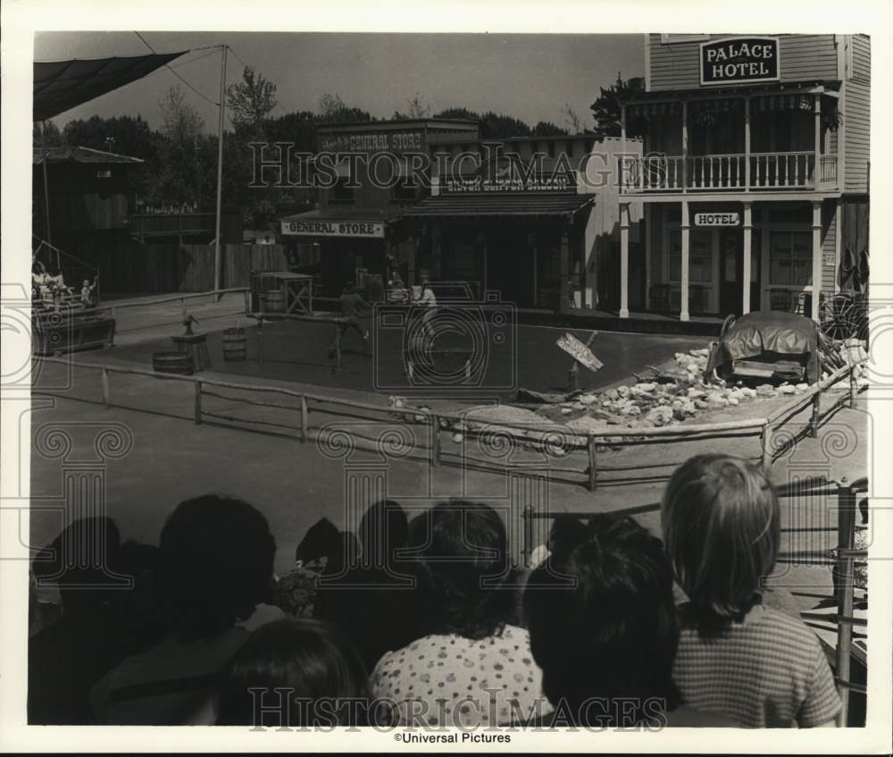 1978 Press Photo Visitors watch The Stunt Show at Universal Studios, California- Historic Images