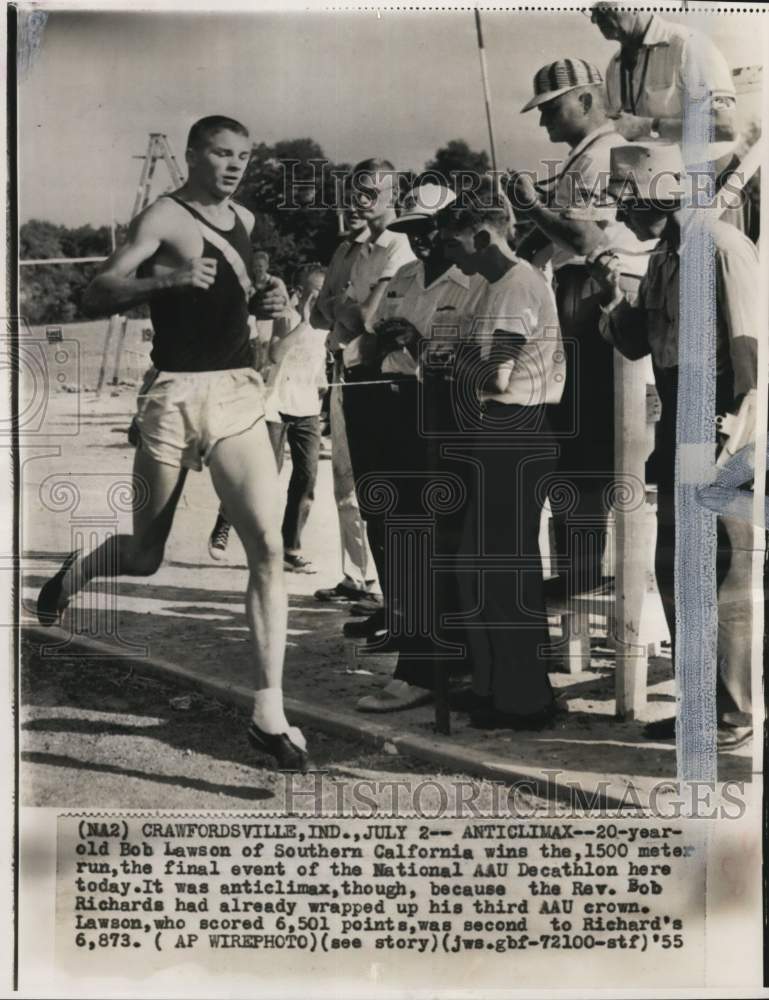 1955 Press Photo Bob Lawson crosses finish line, National AAU Decathlon, Indiana- Historic Images