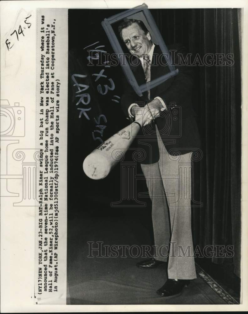 1974 Press Photo Baseball&#39;s Hall of Famer Ralph Kiner swings a big bat, NY- Historic Images