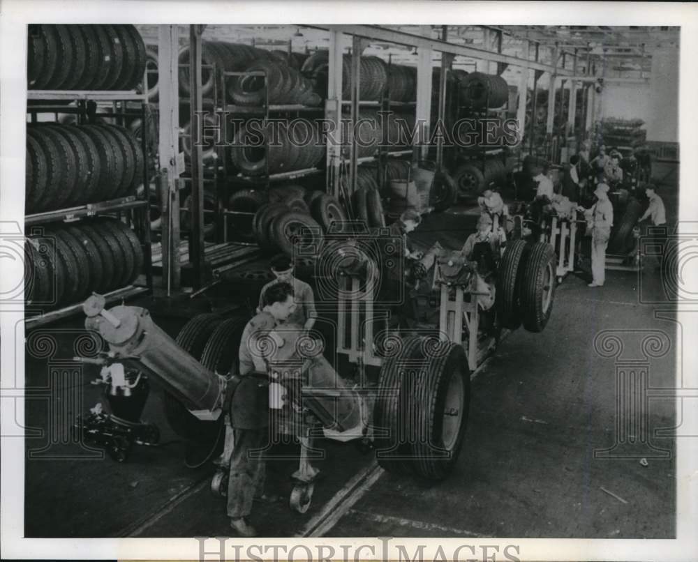 1945 Press Photo Mass production of tires for military usage, Detroit, Michigan- Historic Images