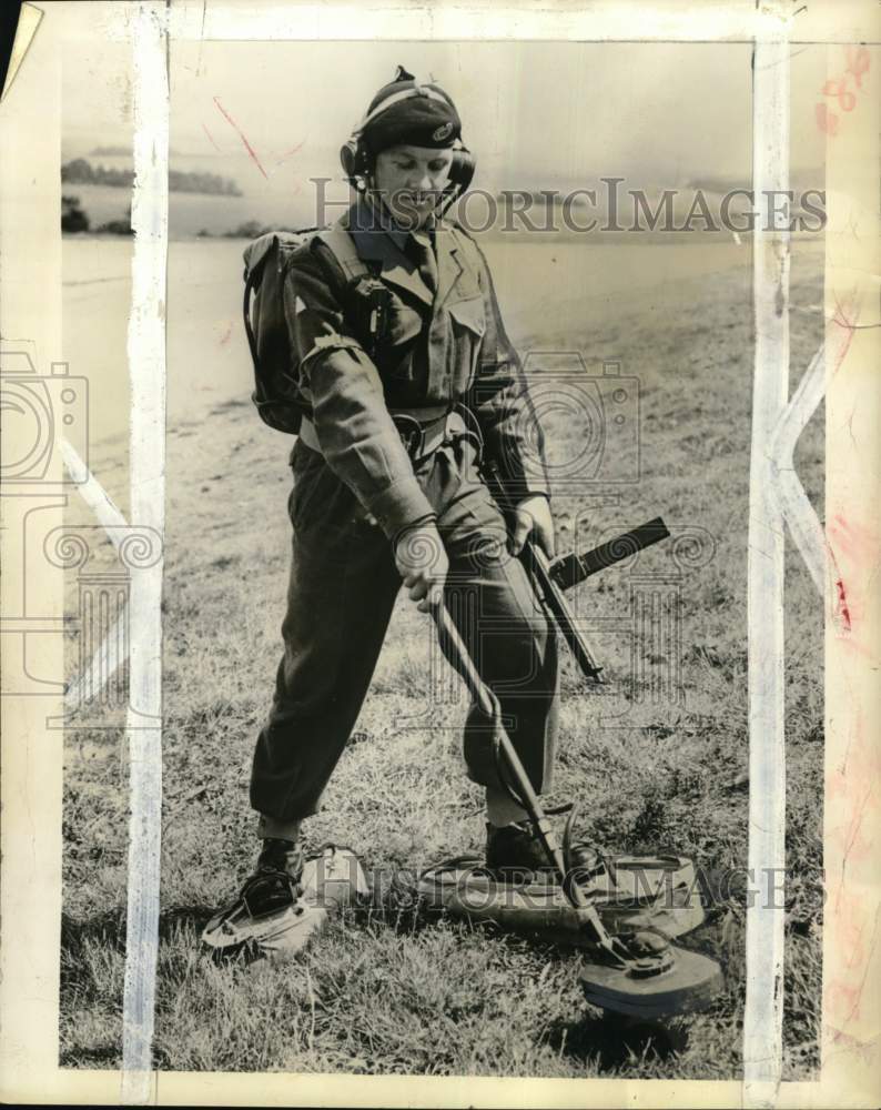 1956 Press Photo Royal Engineers Sapper Displays Mine Detecting Equipment