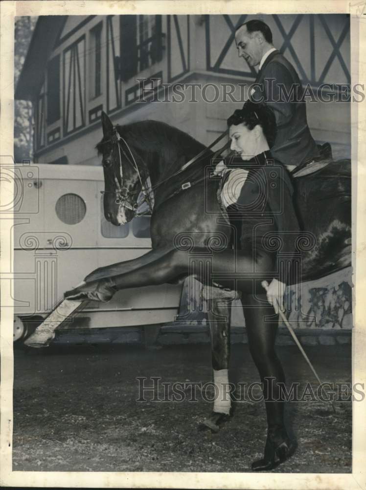 1954 Press Photo Dancer Michele Marconi in Paris Circus - pix22263- Historic Images