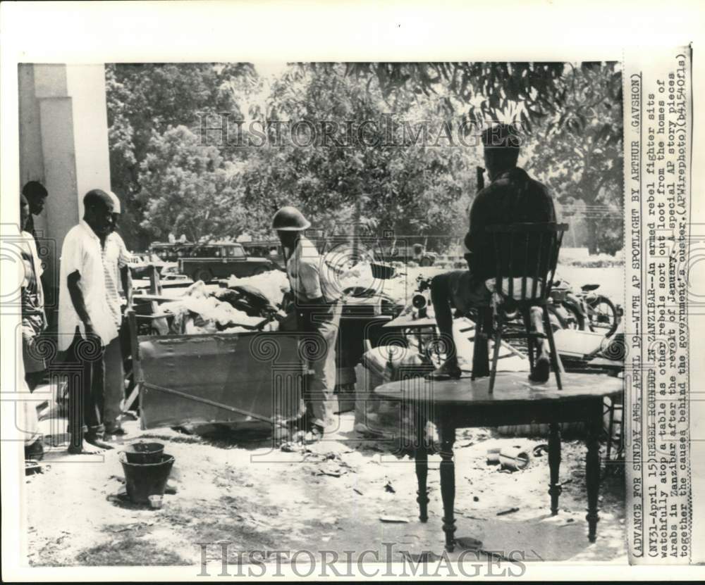 1964 Press Photo Armed rebels sort loot from the homes of Arabs in Zanzibar- Historic Images