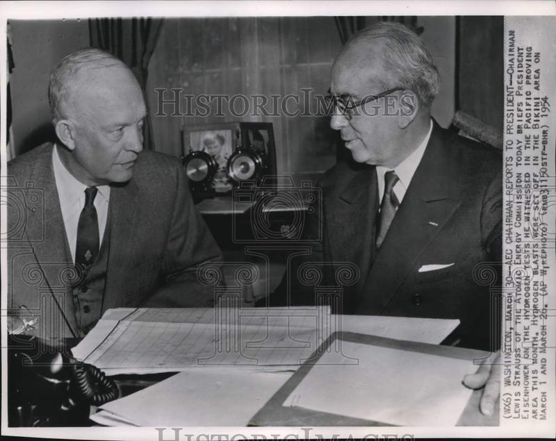 Load image into Gallery viewer, 1954 Press Photo AEC Chairman Lewis Strauss &amp; President Dwight Eisenhower

