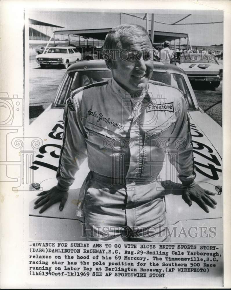 1969 Press Photo Racer Cale Yarborough &amp; his Mercury car at a racetrack in SC- Historic Images