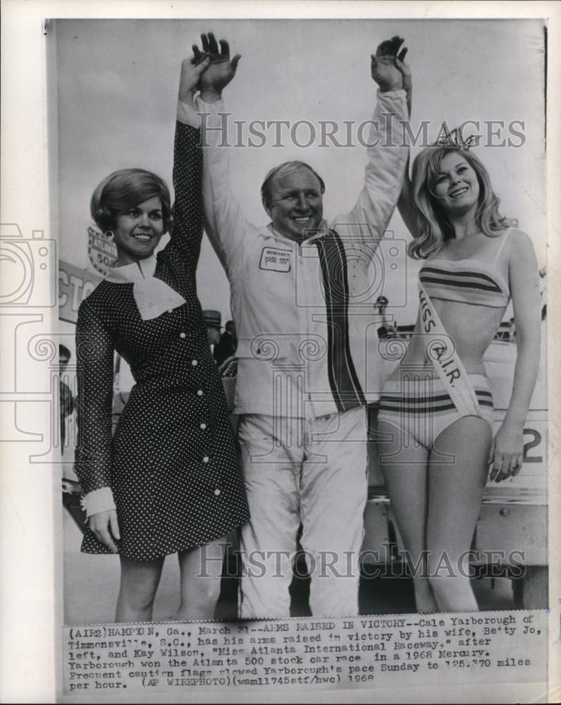 1968 Press Photo Atlanta 500 Car Race winner Cale Yarborough celebrates in GA- Historic Images