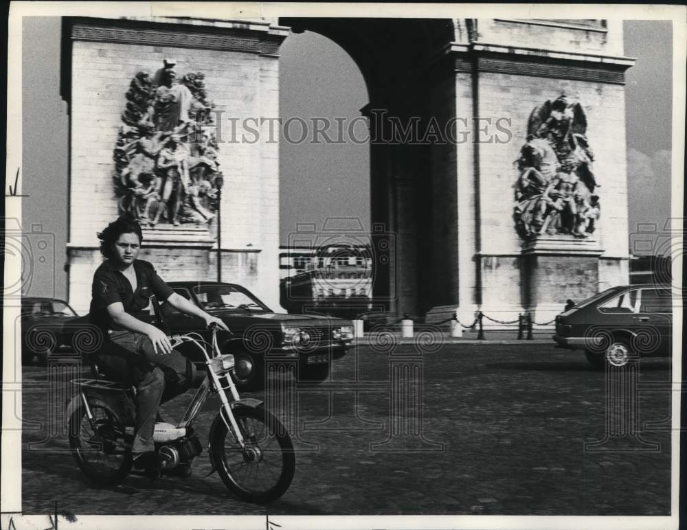 1977 Press Photo Moped Rider in Paris, France - pix25735- Historic Images