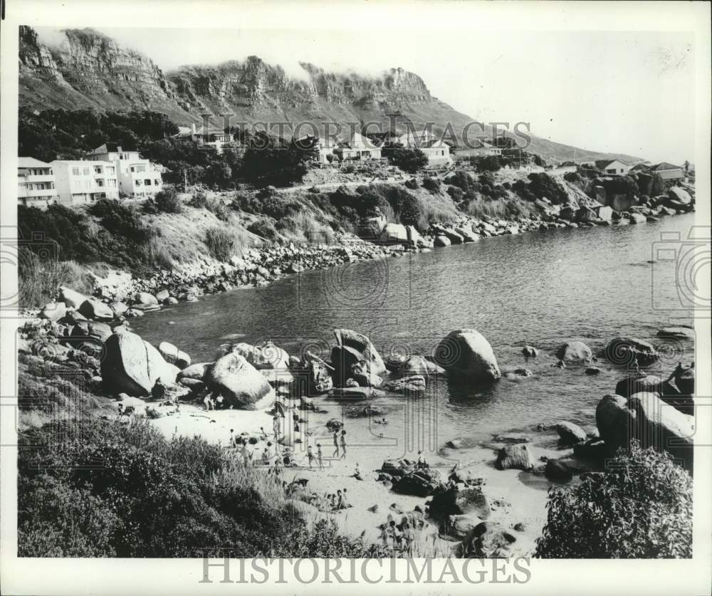 1976 Press Photo Scenic view of Bakoven Beach in Cape Town, South Africa- Historic Images