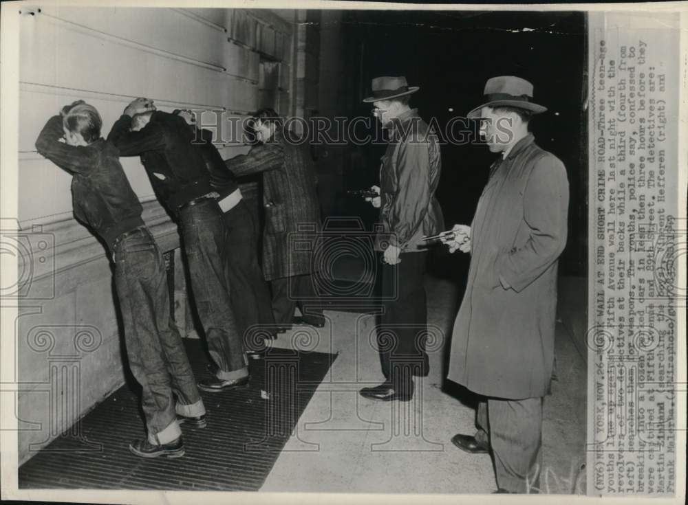 1949 Press Photo Detectives point guns at boys who broke into parked cars in NY- Historic Images