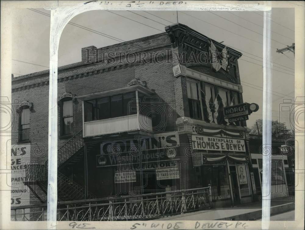 1944 Press Photo Building where Governor Thomas Dewey was born in Owosso, MI- Historic Images