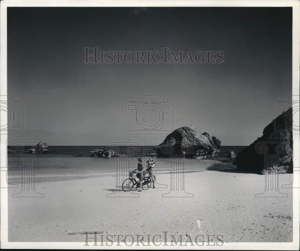 1952 Press Photo Tourists on bicycles at the beach in Bermuda - pix30119- Historic Images