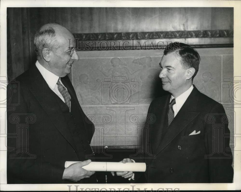 1936 Press Photo Homer Cummings presents commission to Robert Jackson in DC- Historic Images