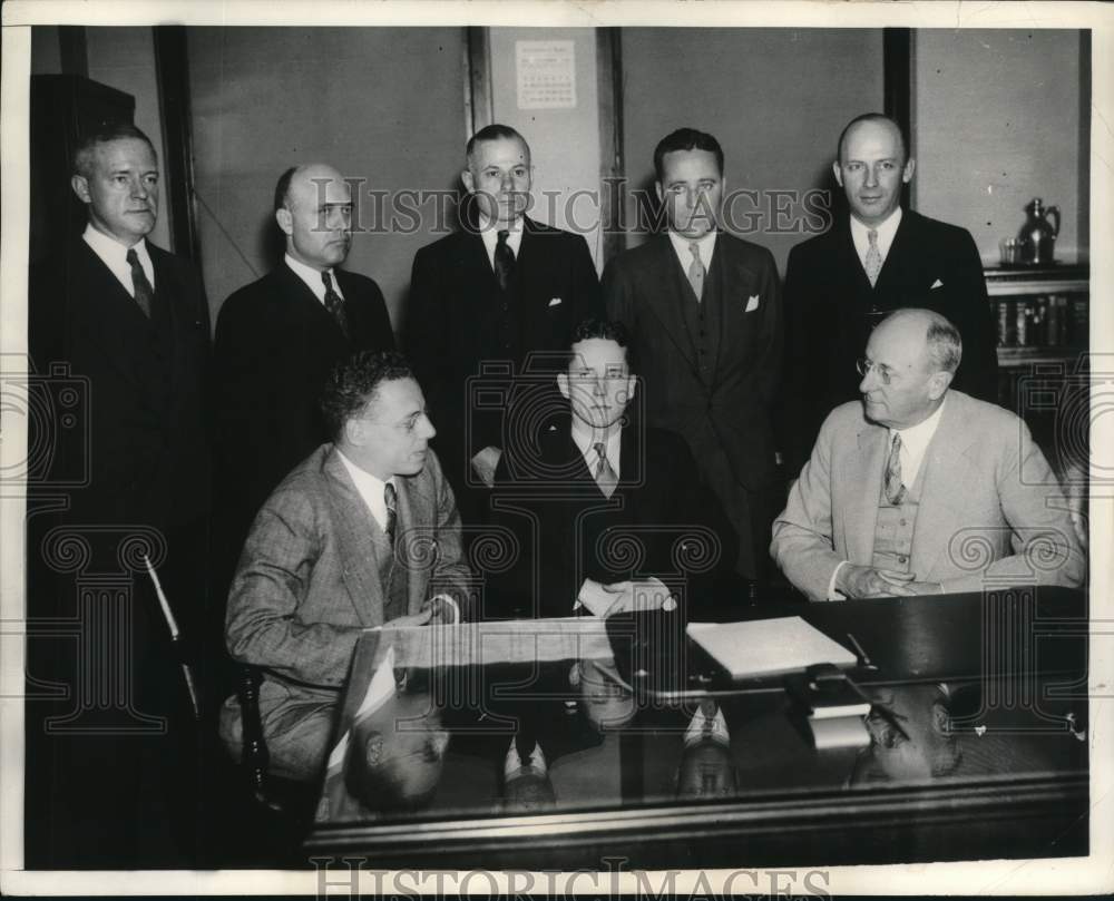 1934 Press Photo Attorney General Homer Cummings congratulates US agents in NY- Historic Images