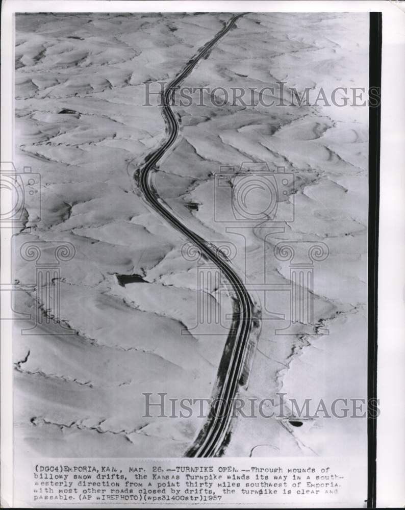 1957 Press Photo Kansas turnpike winds through snow in Emporia, Kansas- Historic Images