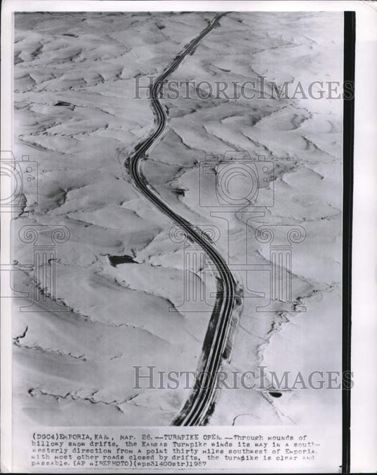 1957 Press Photo Kansas turnpike winds through snow in Emporia, Kansas- Historic Images
