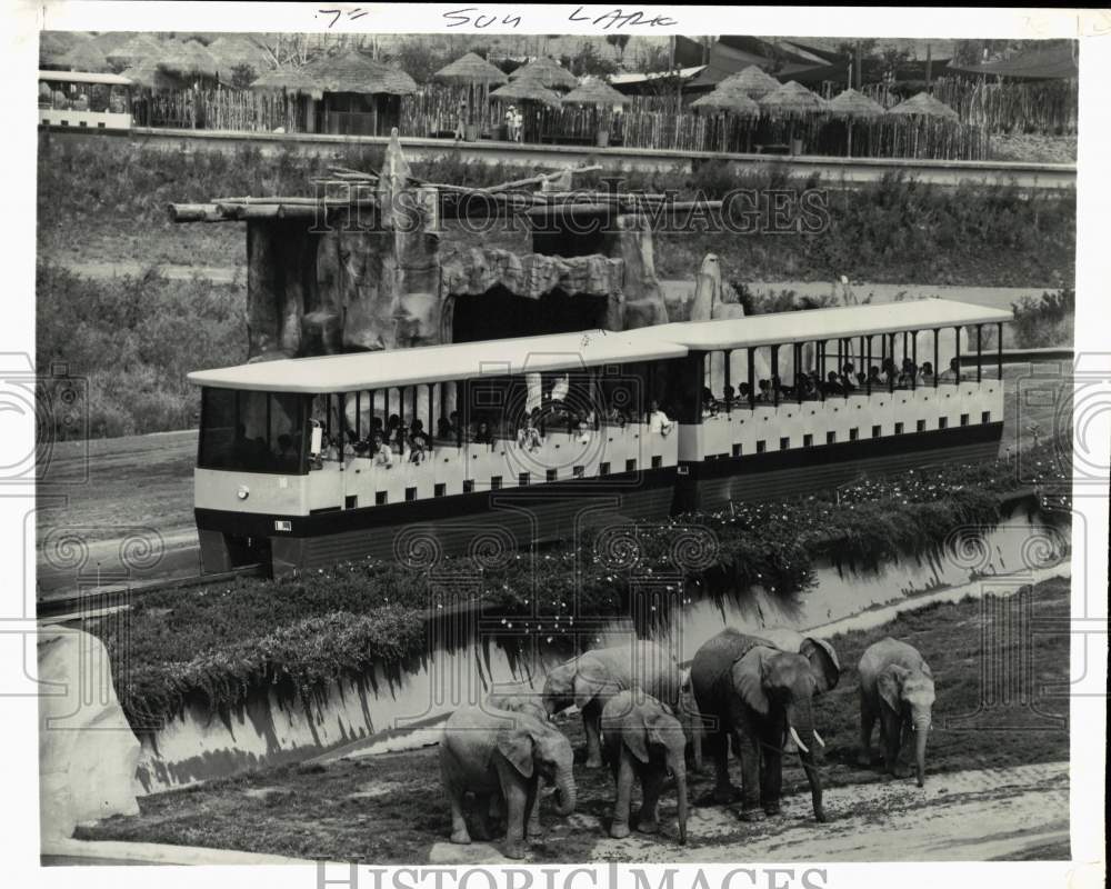 1975 Press Photo Tourists on monorail by elephants at San Diego animal park, CA