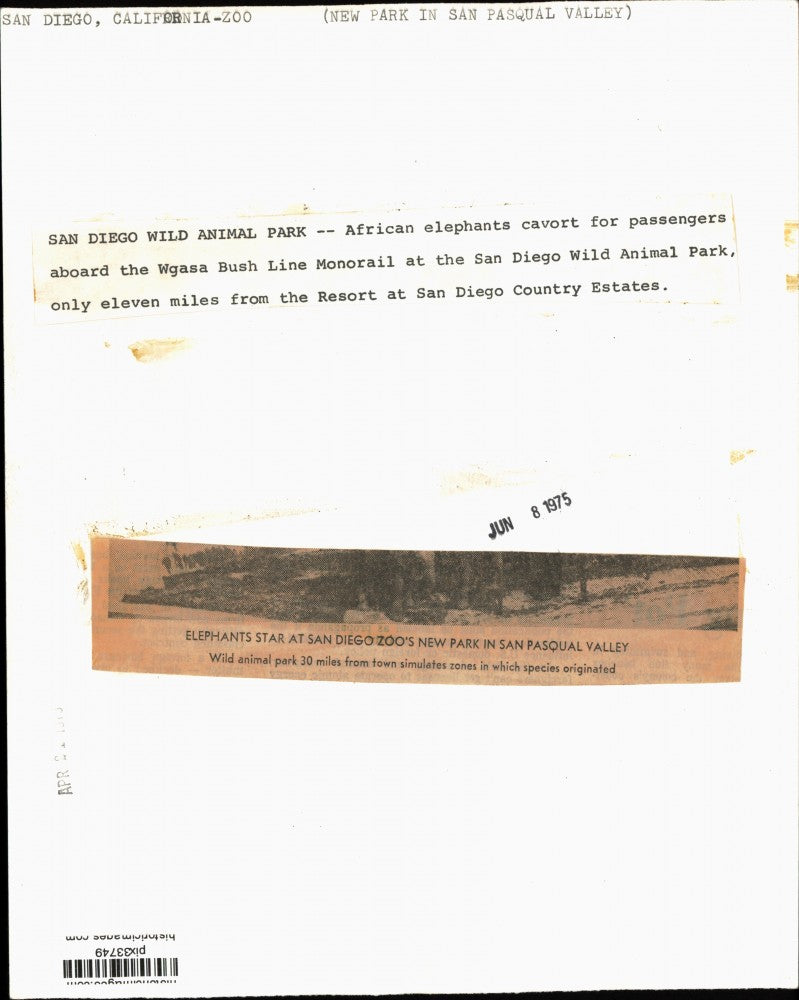 1975 Press Photo Tourists on monorail by elephants at San Diego animal park, CA