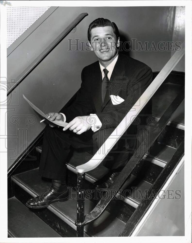 1957 Press Photo Singer Gordon MacRae rehearses for &quot;The Railroad Hour&quot; show- Historic Images