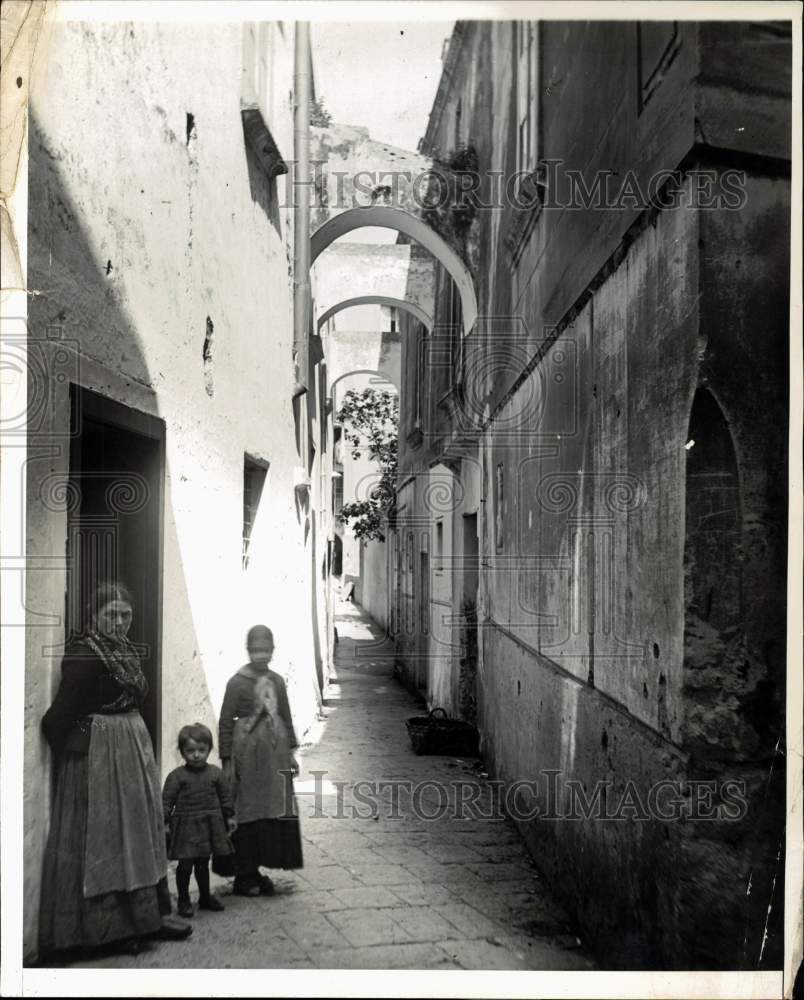 1930 Press Photo People on a narrow street in Capri, Italy after earthquake- Historic Images