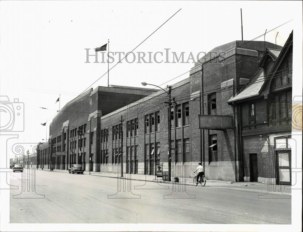 1956 Press Photo Front entrance of Chicago's International Amphitheatre in IL