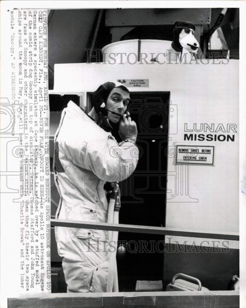 1969 Press Photo Apollo 10 Astronaut Eugene Cernan enters simulator in Florida- Historic Images