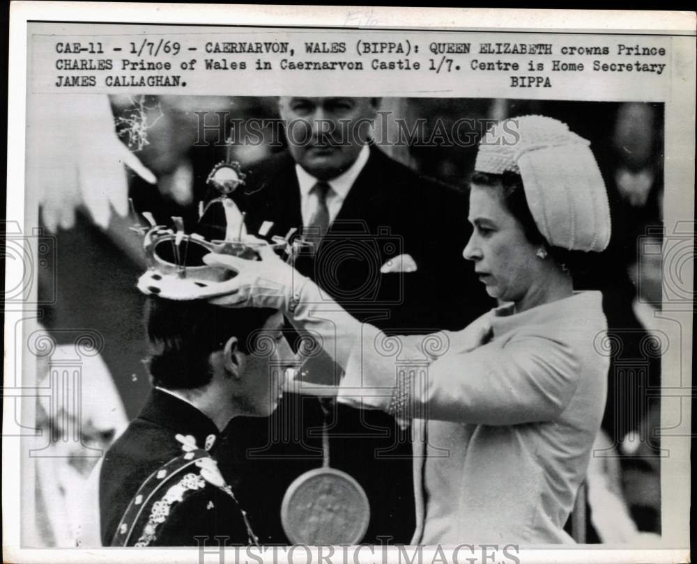 1969 Press Photo Queen Elizabeth crowns Charles Prince of Wales in England- Historic Images