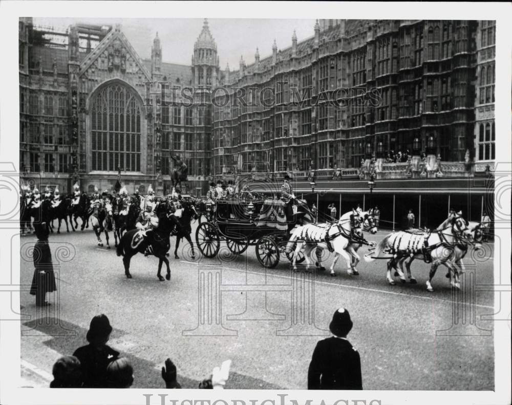 1956 Press Photo Queen Elizabeth II rides Irish state coach in London, England- Historic Images