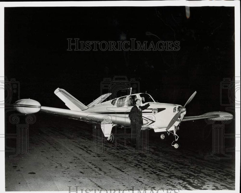 Load image into Gallery viewer, Press Photo Pilot Peter Gluckmann examines his J-35 Bonanza plane - pix39466
