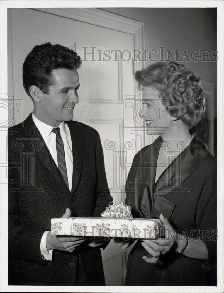 1960 Press Photo Mark Goddard &amp; Myrna Loy, &quot;The Du Pont Show With June Allyson&quot;- Historic Images