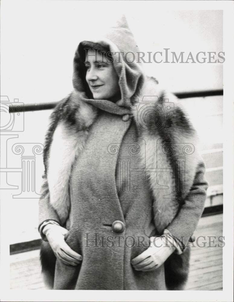 1939 Press Photo Queen Elizabeth of England on ship at North Atlantic ice fields- Historic Images