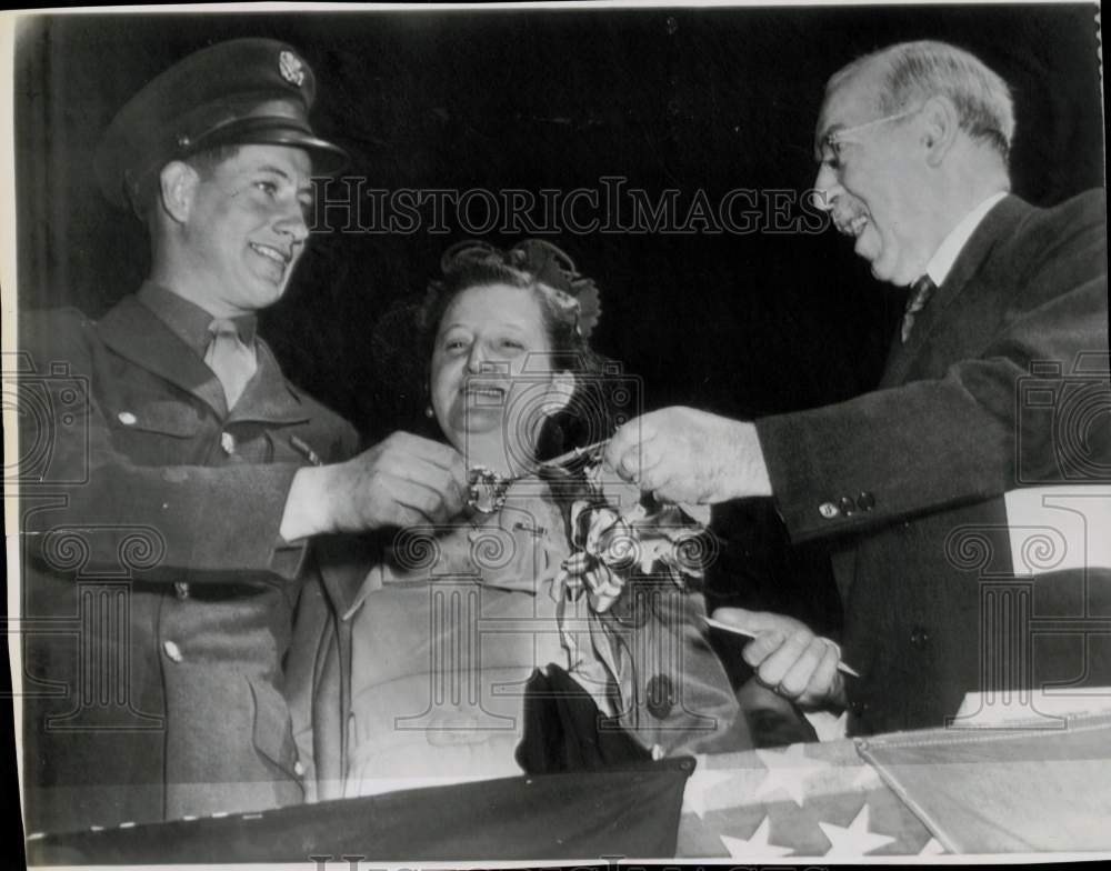 1944 Press Photo Charles Kelly gets city key from Cornelius Scully in PA in WWII
