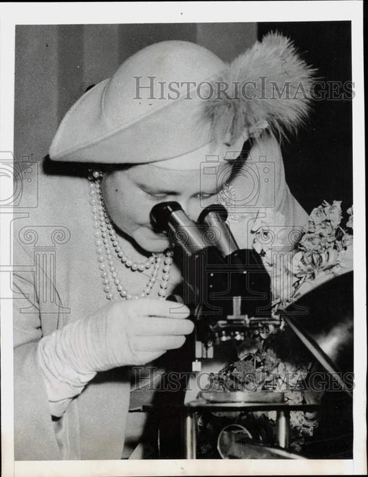 1945 Press Photo Queen Elizabeth checks penicillin mold on a microscope, England- Historic Images