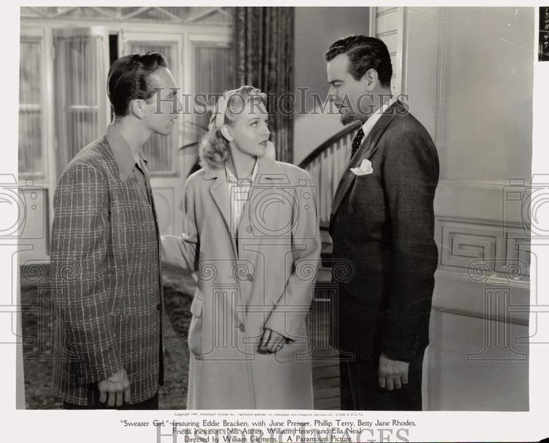 Load image into Gallery viewer, 1941 Press Photo Betty J. Rhodes, Nils Asther &amp; Johnny Johnston, "Sweater Girl"
