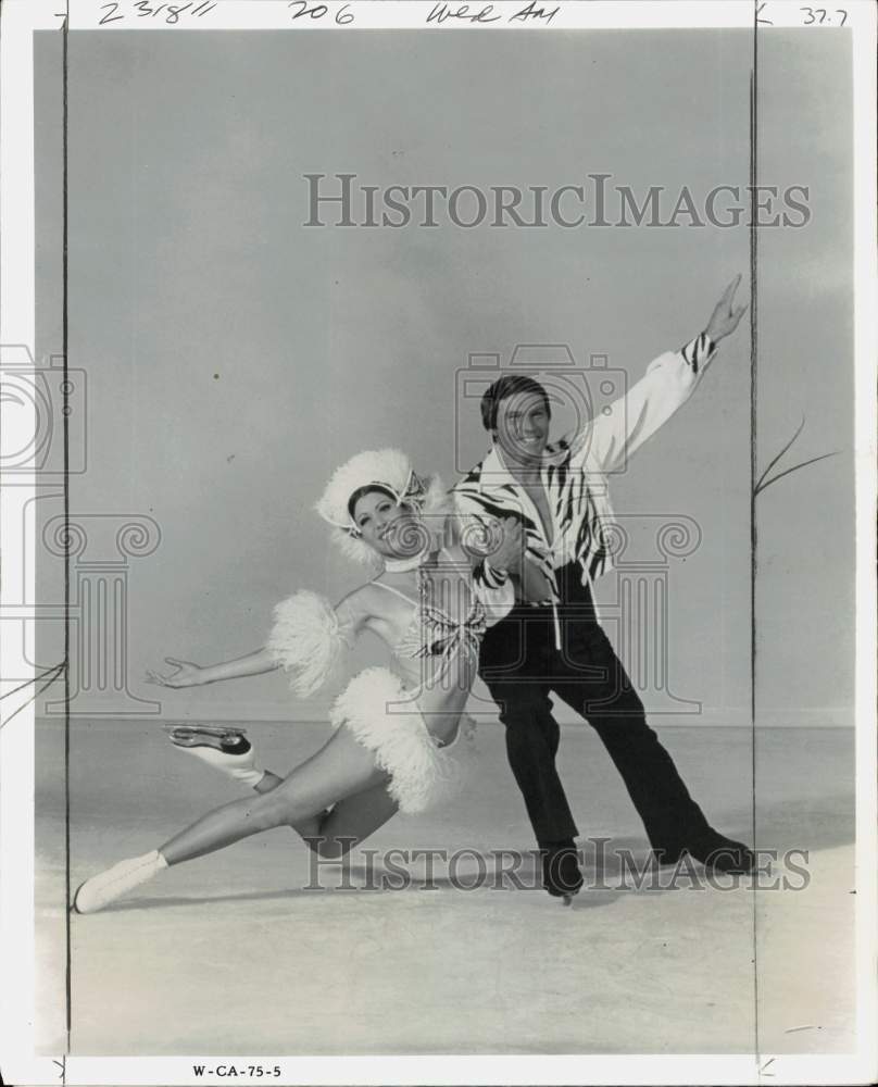 1974 Press Photo &quot;Ice Capades&quot; skaters Roy &amp; Sandi Wagelein during performance- Historic Images