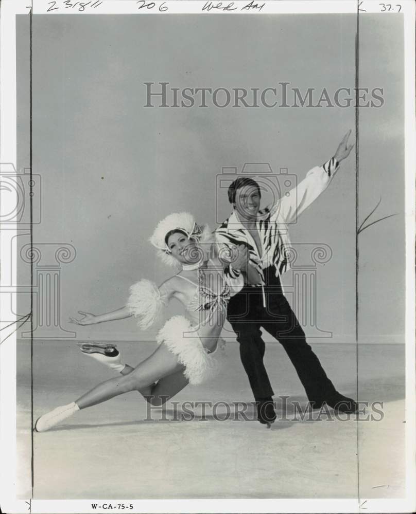 1974 Press Photo "Ice Capades" skaters Roy & Sandi Wagelein during performance- Historic Images