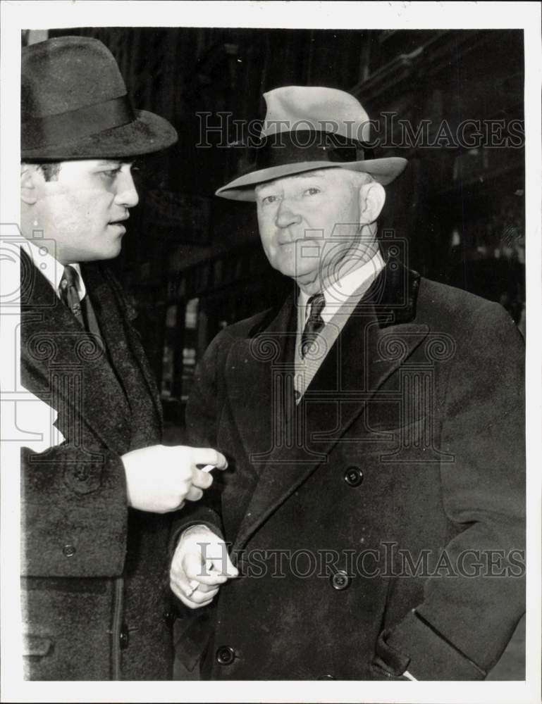 1939 Press Photo James Hines chats with a reporter outside his home in New York- Historic Images