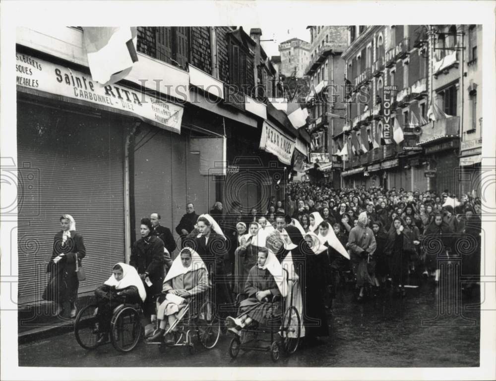 1958 Press Photo Procession of pilgrims to Shrine of Our Lady of Lourdes, France