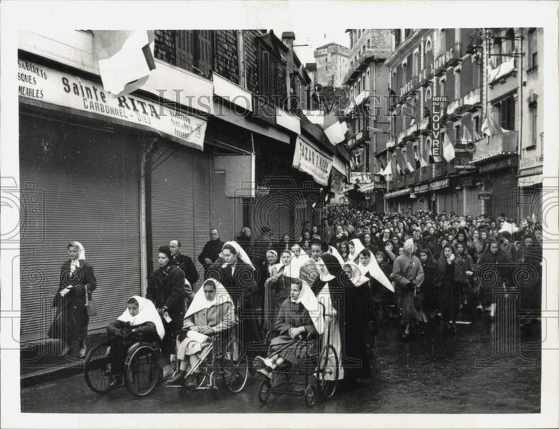 Load image into Gallery viewer, 1958 Press Photo Procession of pilgrims to Shrine of Our Lady of Lourdes, France
