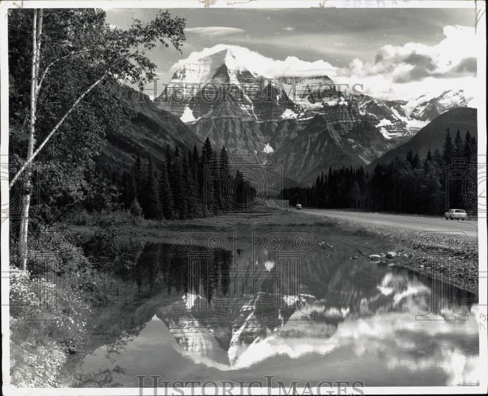 1970 Press Photo Highway 16 in British Columbia with Mount Robson in background- Historic Images