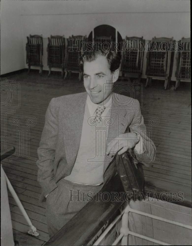 1948 Press Photo Actor David Farrar leaves United States aboard the Queen Mary- Historic Images