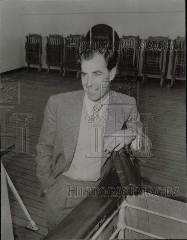 1948 Press Photo Actor David Farrar leaves United States aboard the Qu ...